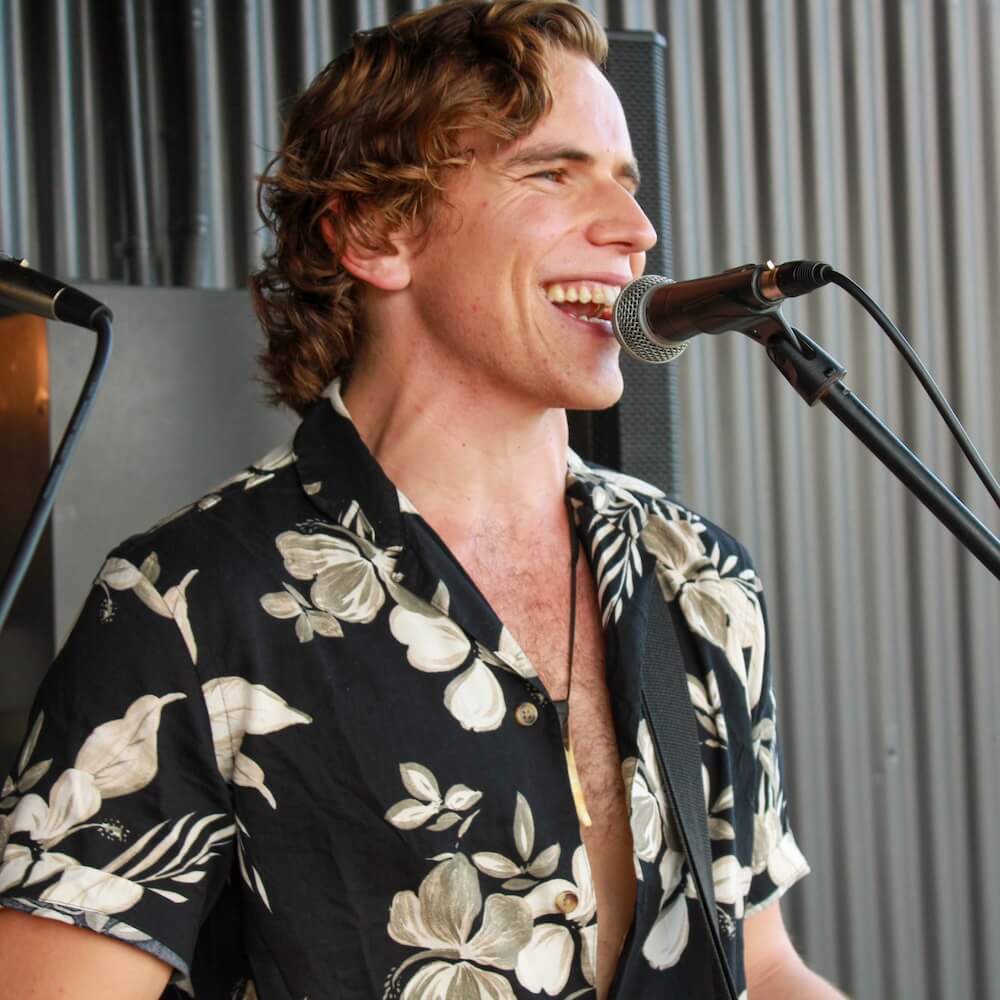 Evan Ayres Evan Ayres performs at the Seaview Tavern Woolgoolga