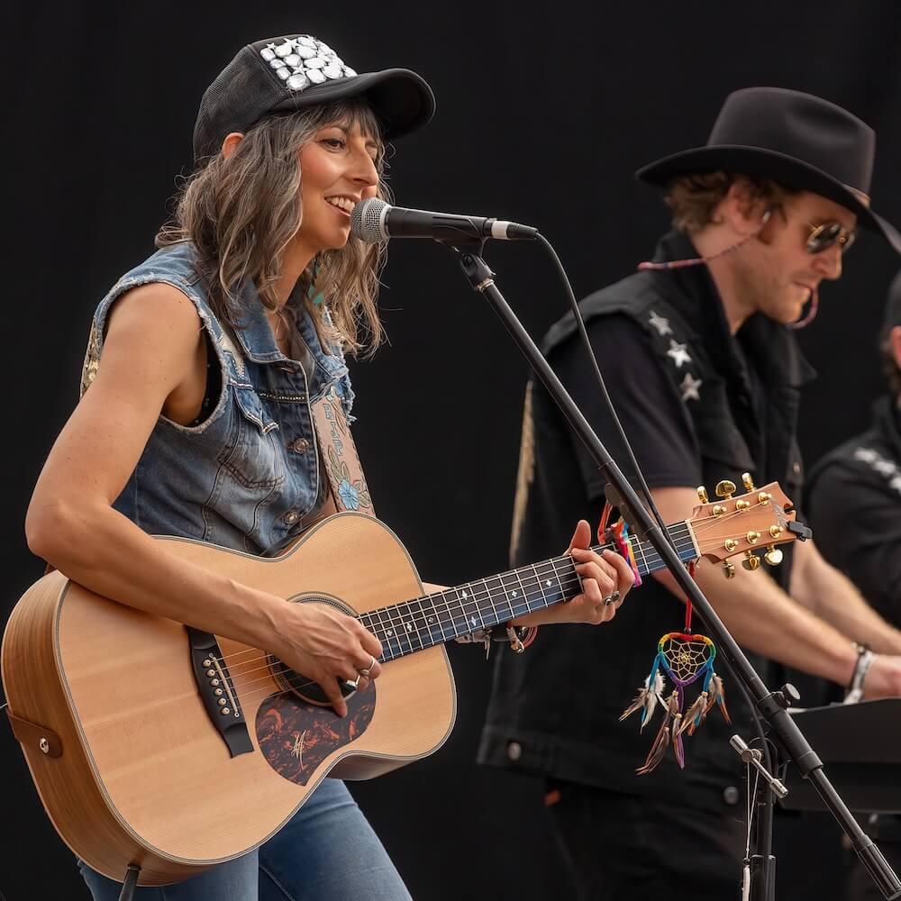Billie-Jo Porter Duo play at the Seaview Tavern Woolgoolga
